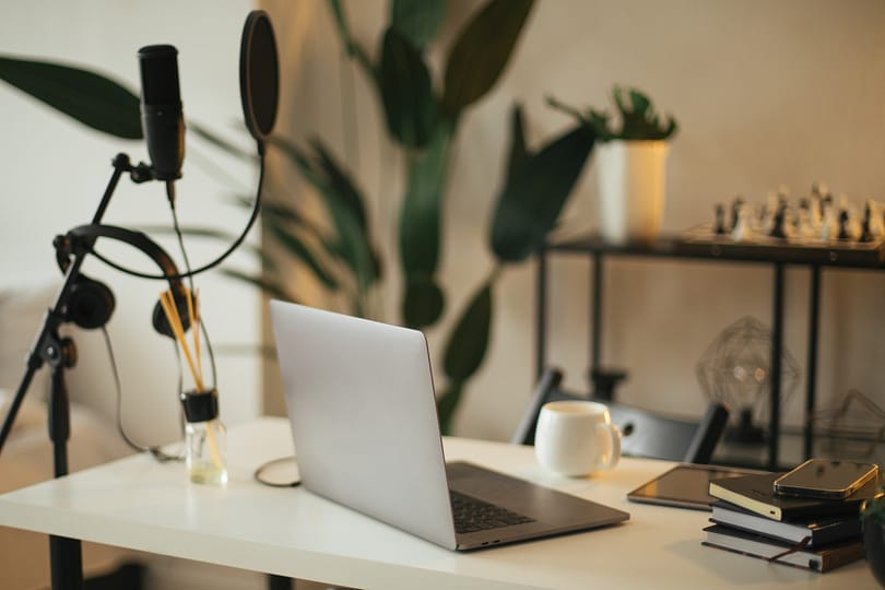 laptop-microphone-recording-online-broadcast-blogging-podcast-podcasting-millennial-life_t20_OJG1wm